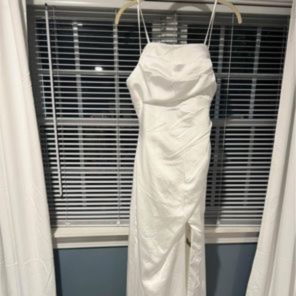 White bridal dress - Picture 1 of 3